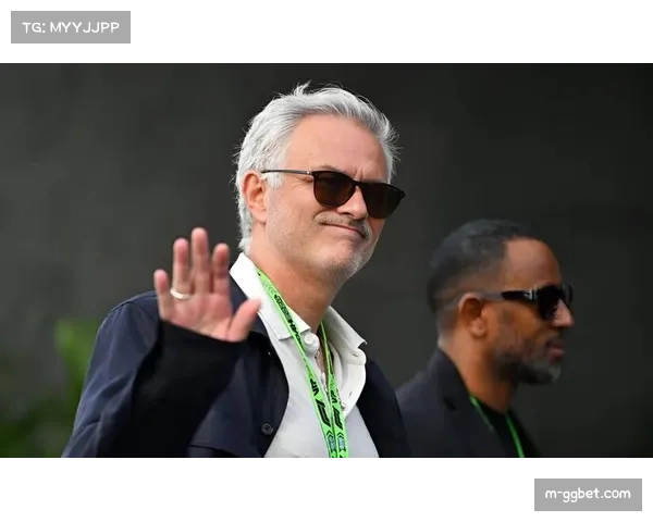 瞬间聚焦：教练席，穆里尼奥频繁看表并向场内喊话